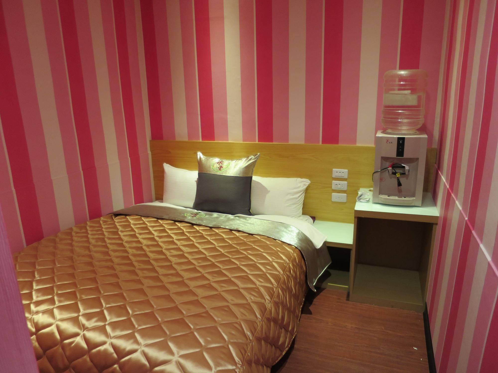 Yung Feng Hotel Keelung Buitenkant foto